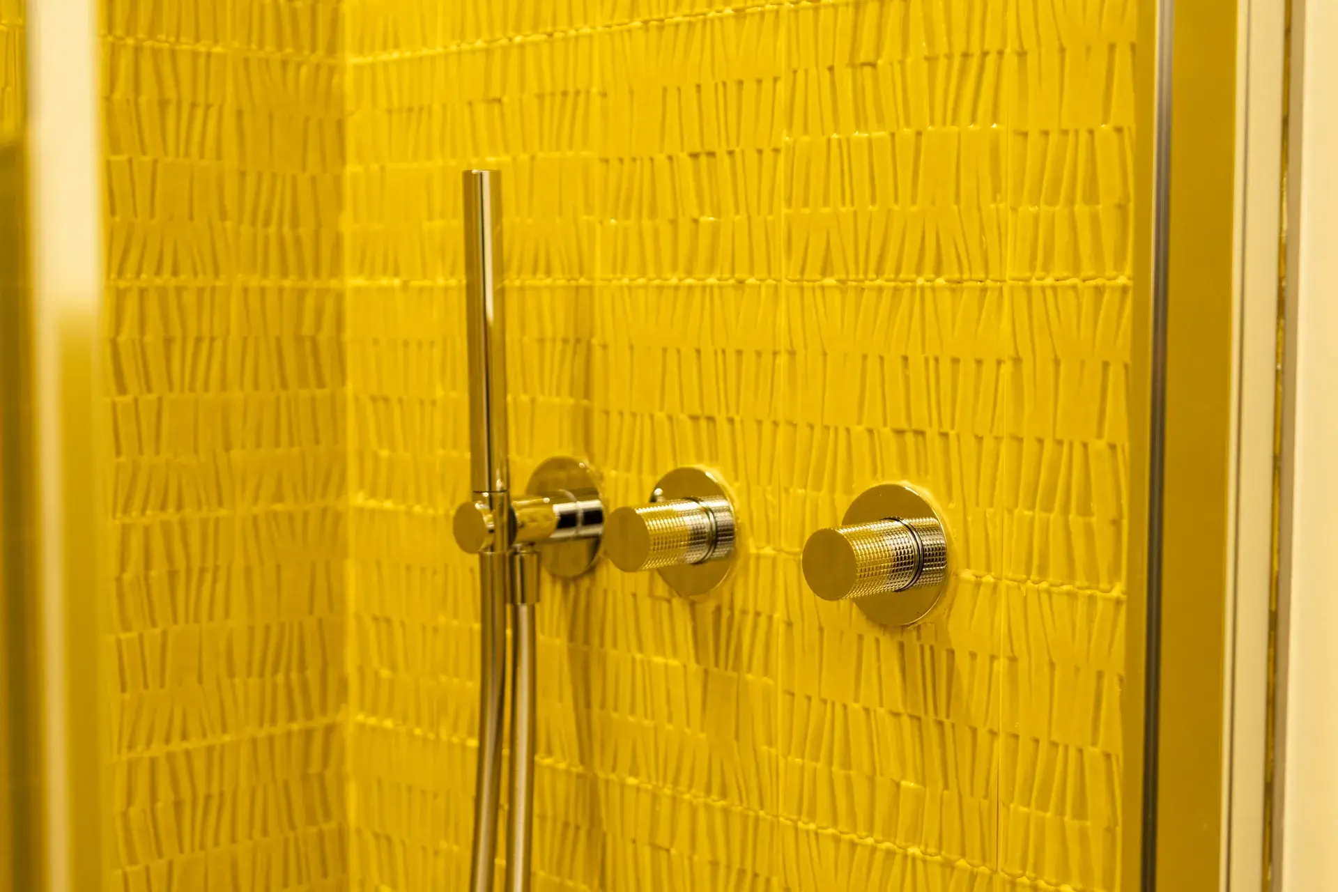 Doccia con rivestimento giallo e miscelatore cromato